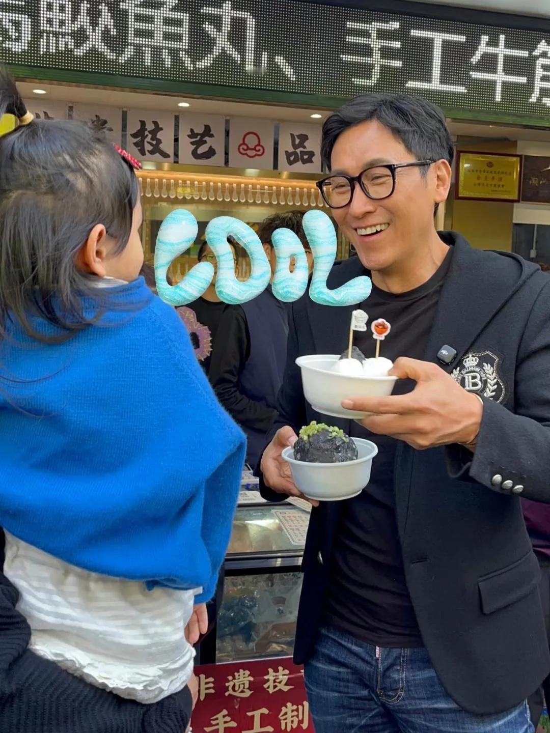 马德钟现身潮汕吃牛肉丸，他没有老的痕迹，身材没有变样，时光对他是真好。
他穿衣打