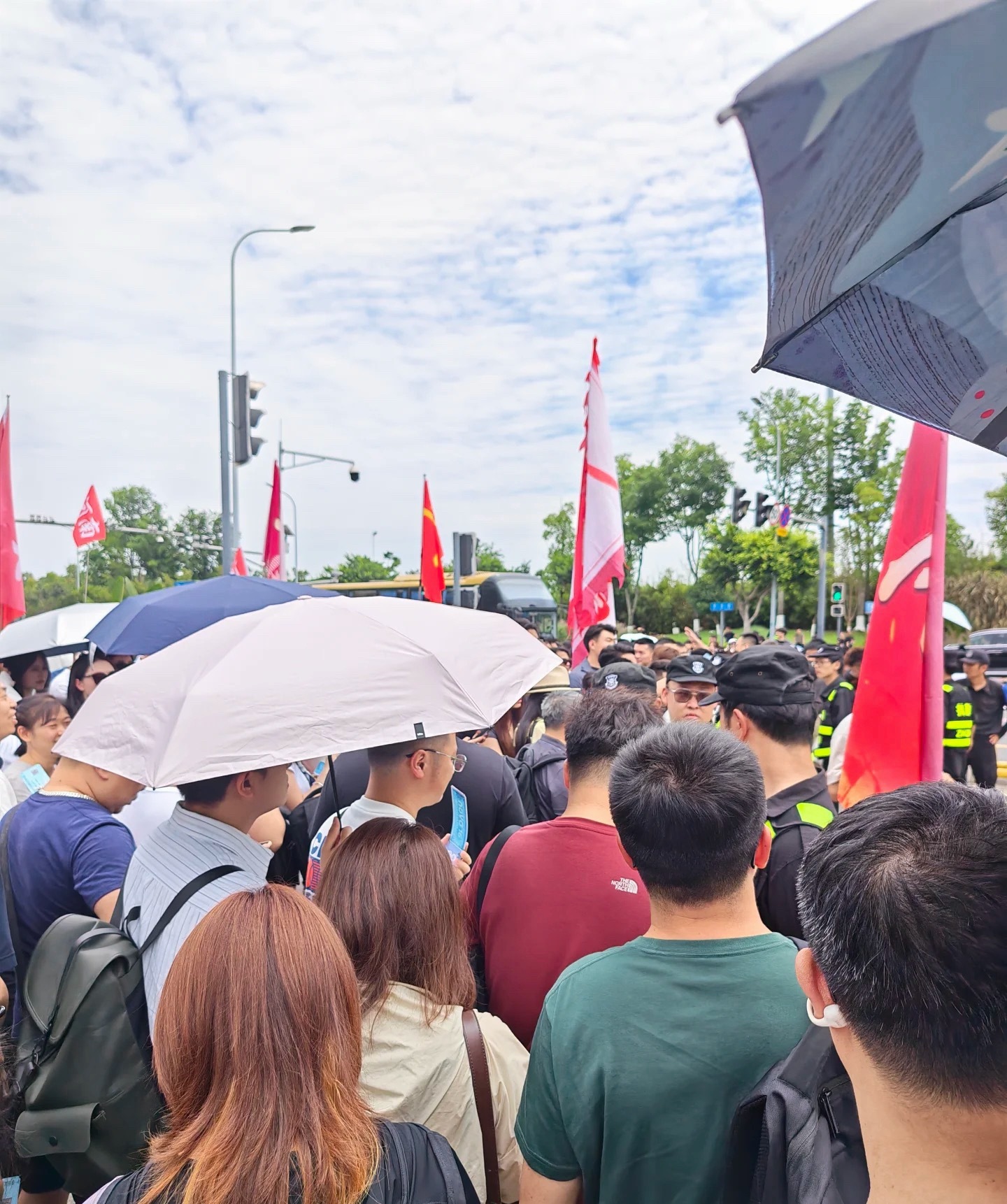 时代少年团太火了，不愧是顶流。华为 nova16 发布会身份证就验证了两次，现场