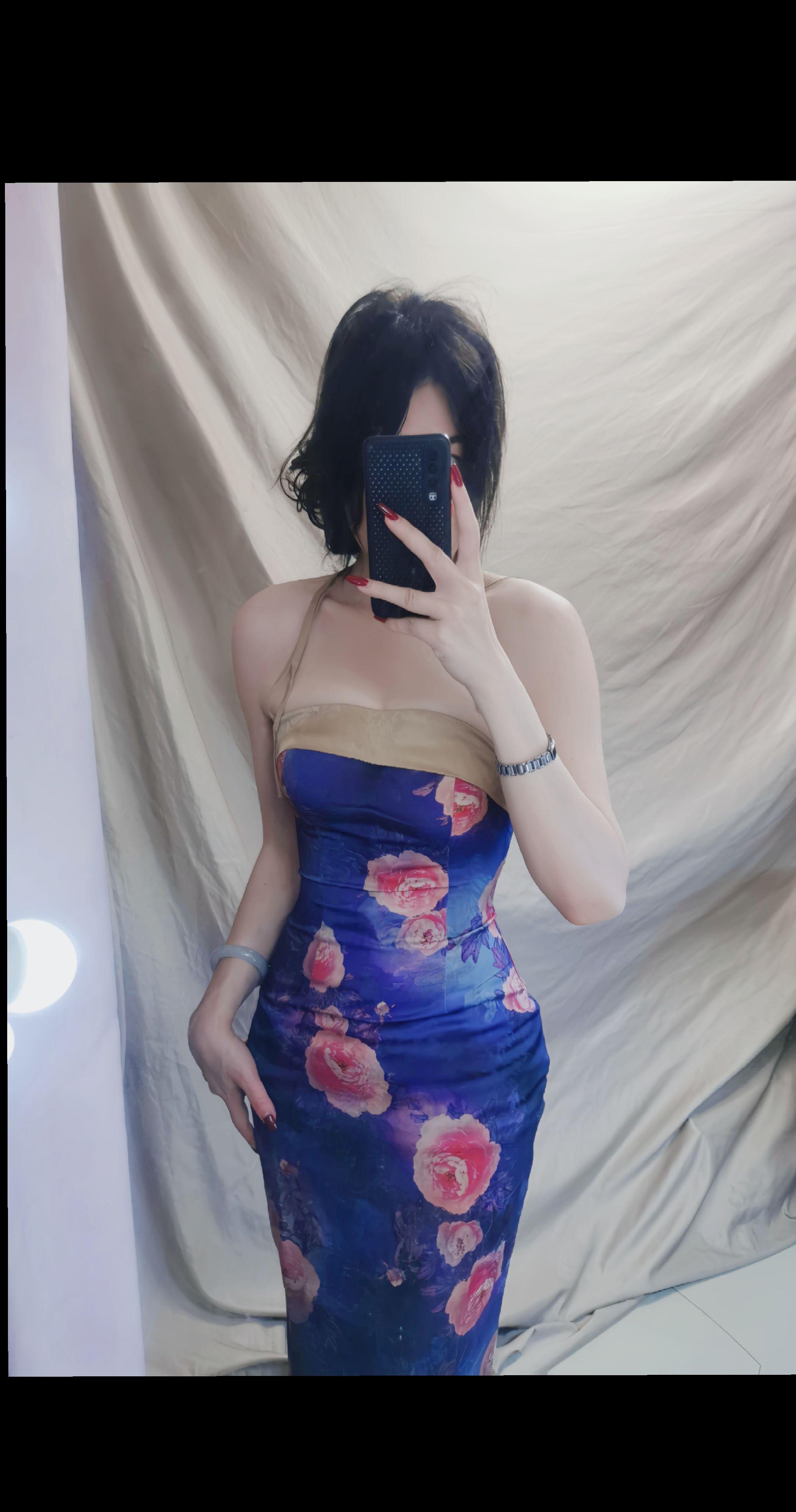 “一个人的时候 偷偷看你的微博” 旗袍