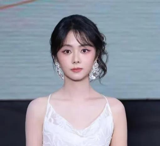 36岁演16岁，全网唱衰娃娃脸演不了大女主，一场老年戏让她翻盘。
谭松韵今年36
