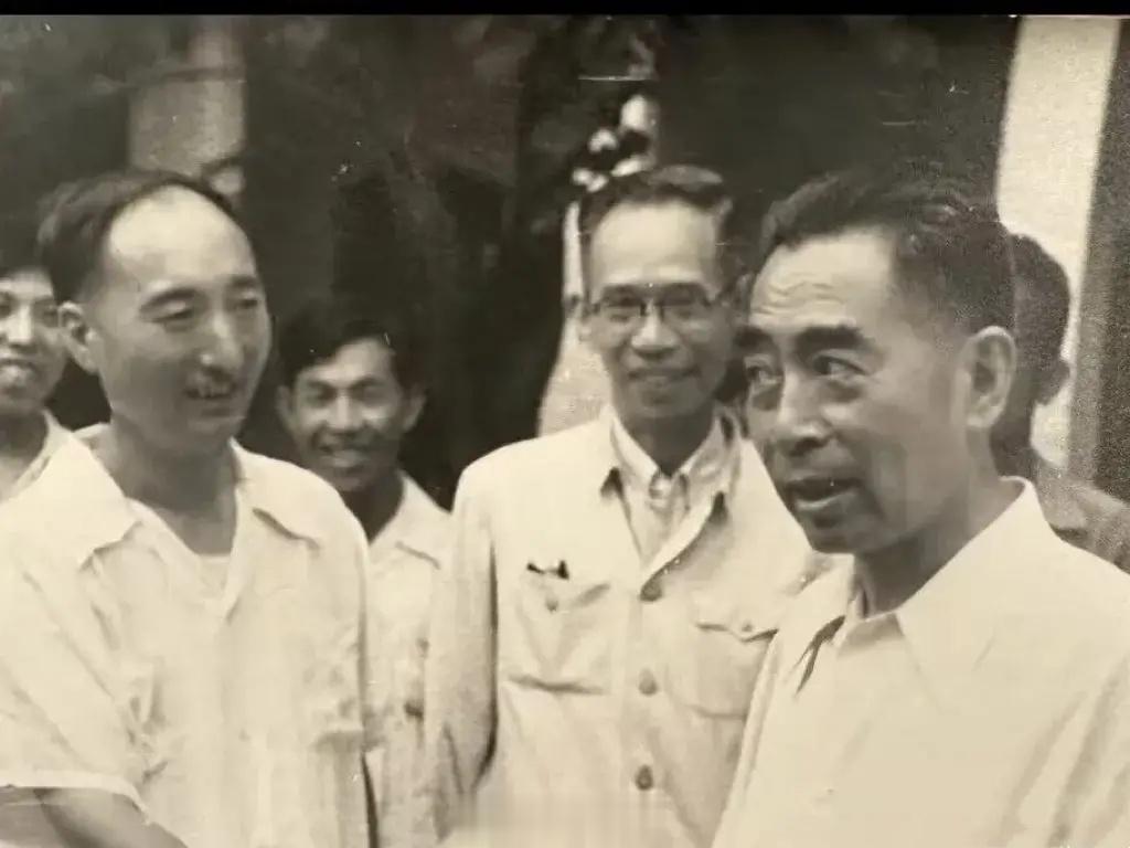 1961年，北京。周恩来接见演员代表陈强，总理风趣的说，演好老百姓喜欢看的戏，这