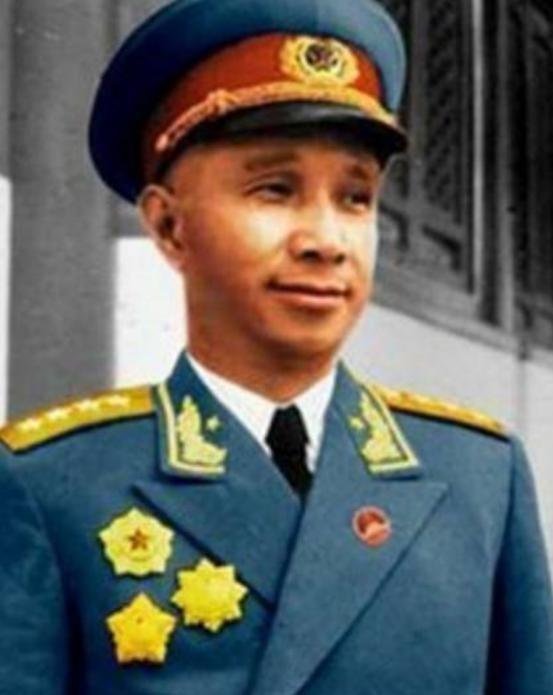 1960 年，毛主席邀已被撤职的粟裕前来参加上海政治局扩大会议，会前曾对他说：“