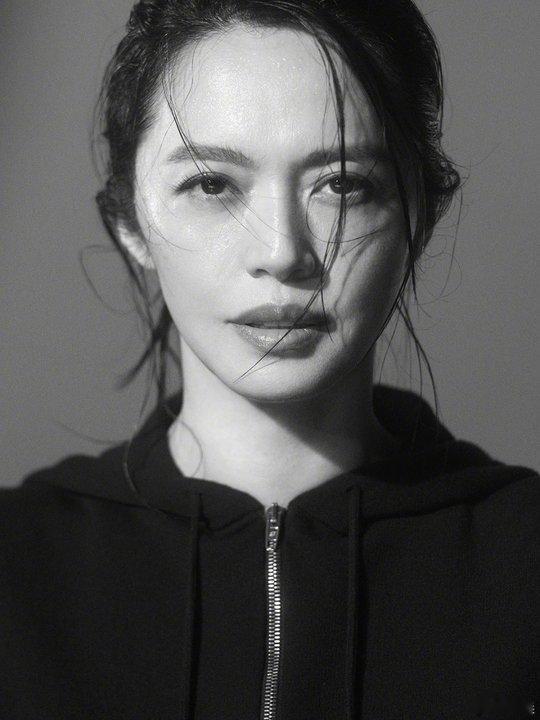 姚晨开屏姚晨微博开屏🈶好权威好大气的一张脸🥵姚晨湿发开屏