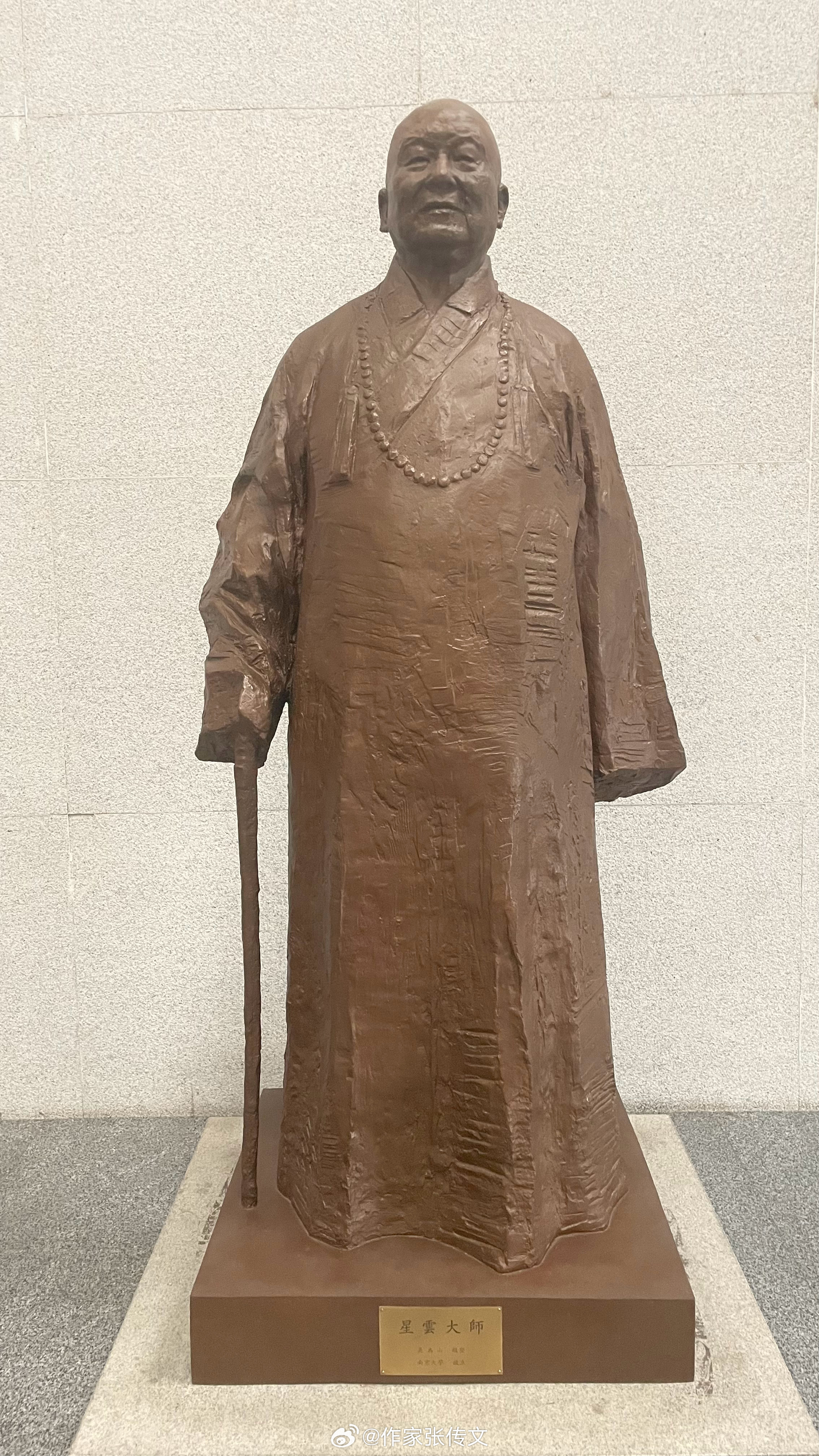 南大星云大师铜像 大师少年出家于南京栖霞，半生奔走两岸，斥资千万援建南大研究院，