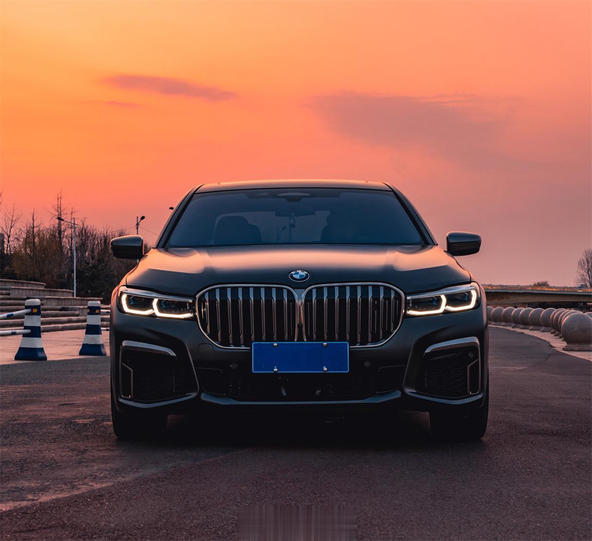 宝马 M760Li xDrive 运动套装磨砂黑/松露褐，原版原漆带车衣2020