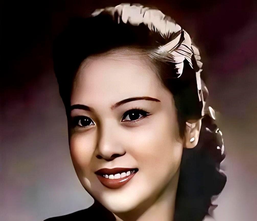 那辆车，她以为是开往婚房的。
结果车门一开，是集中营的高墙铁网。
就这一瞬间，她