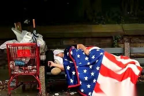 就差几百美元的车险。
一个35岁的爹，就因为晚交了几天，直接被一套组合拳干趴下，