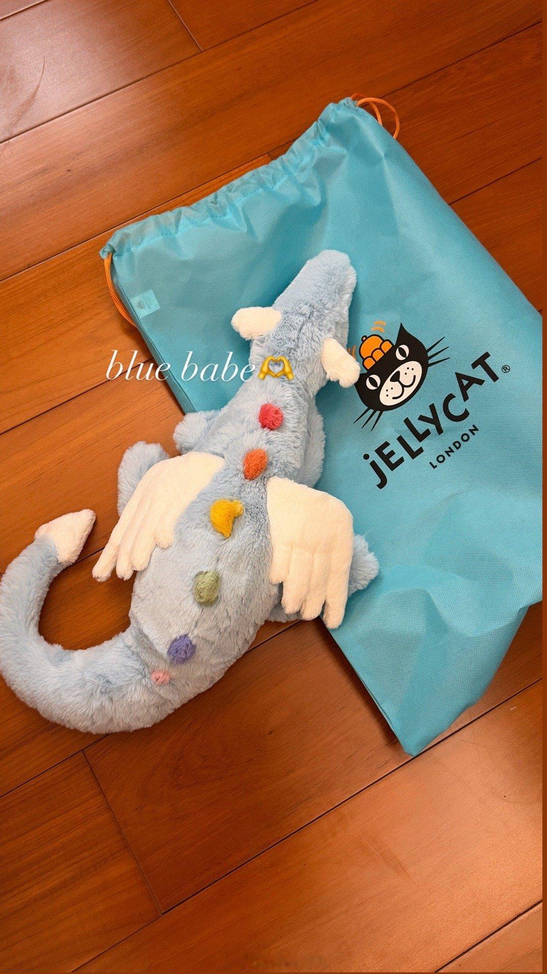 萌妹子plog来袭 懒死了最近p7没抽过这么难抽的电子烟p8 好萌的睡衣 我简直