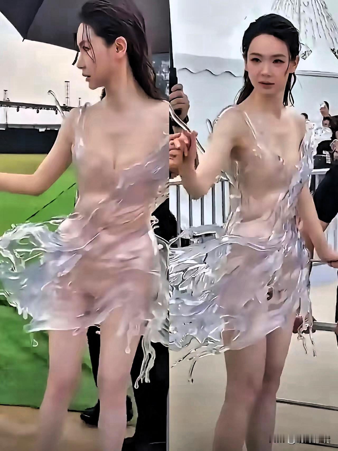 我专门去扒了戚薇这条"水花裙"的来路。不扒不知道，一扒愣住了。

这哪是一件衣服