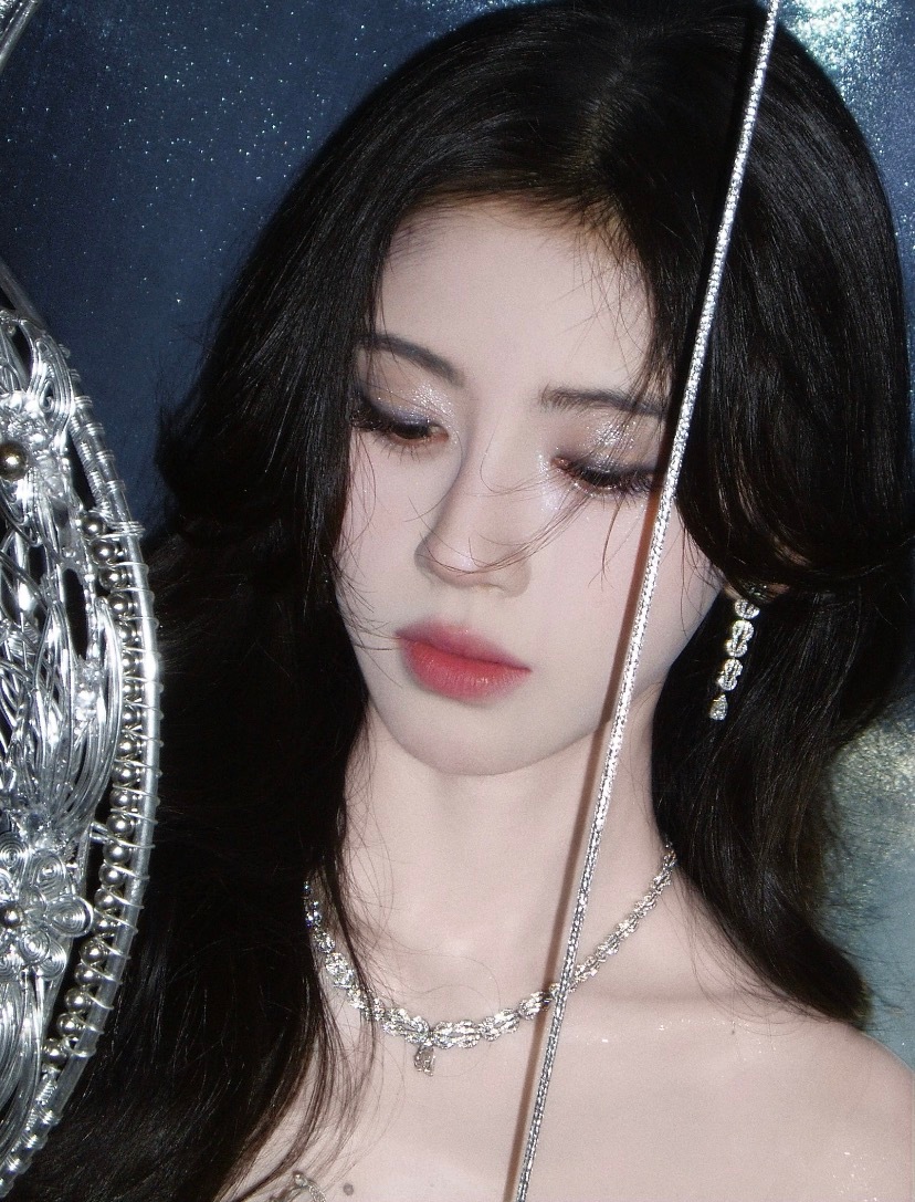 鞠婧祎也看铁拳教育了 刷到鞠婧祎这个比手掌纹路手势我真笑晕了！我最近也在追这部剧