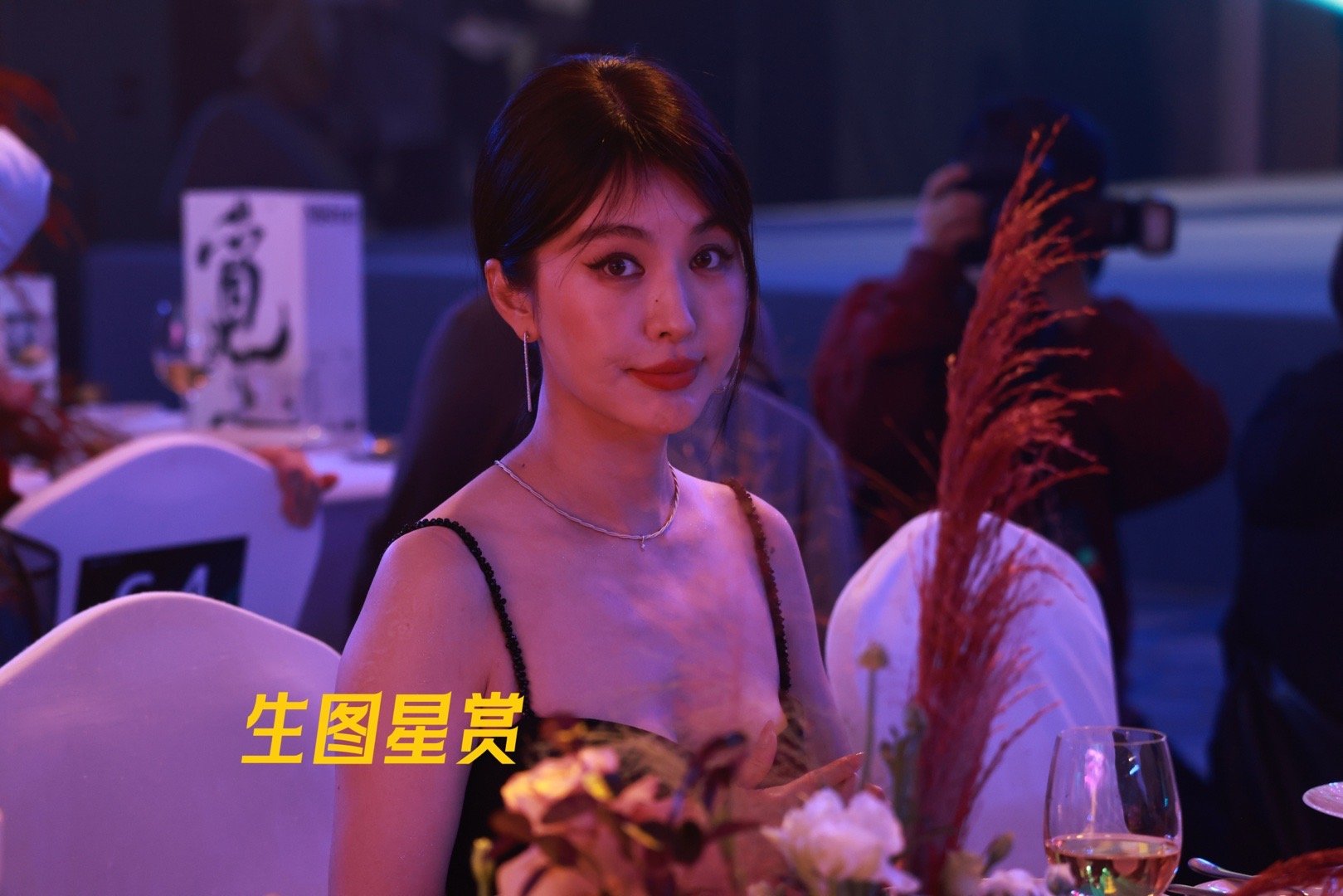 李菲儿健康盛典内场晚宴，和菲儿对视被温柔一笑狠狠地甜到了🍭[哇]💐 ​​​