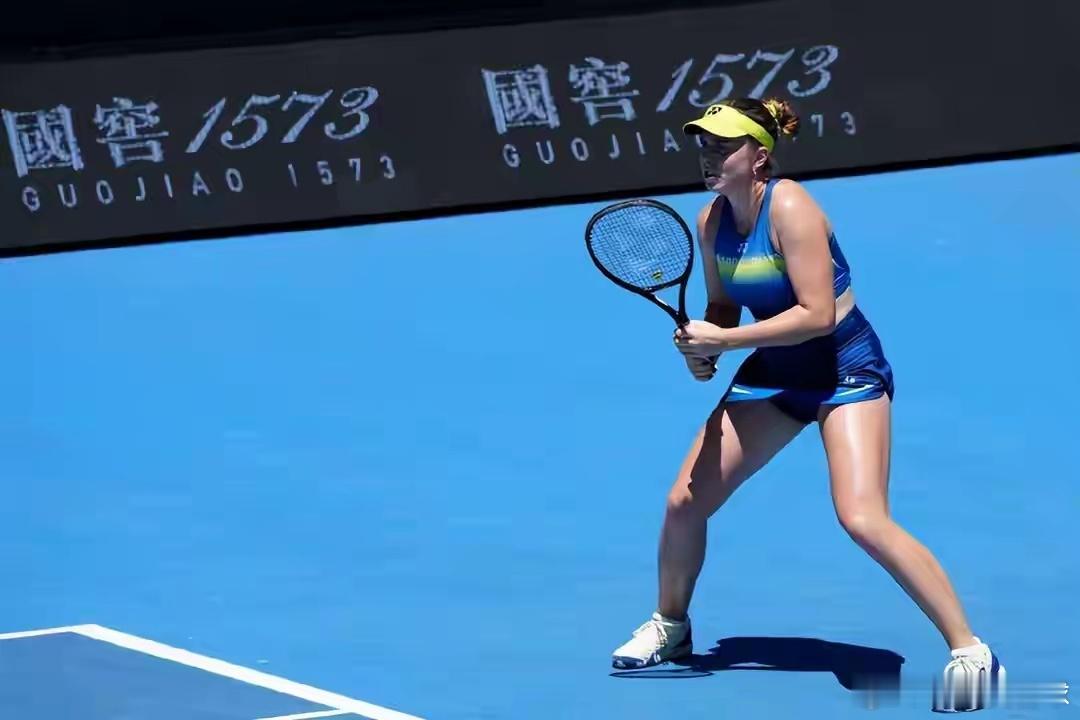 在2026年澳网女单第三轮中，中国金花王欣瑜以7-5、6-4直落两盘击败13号种