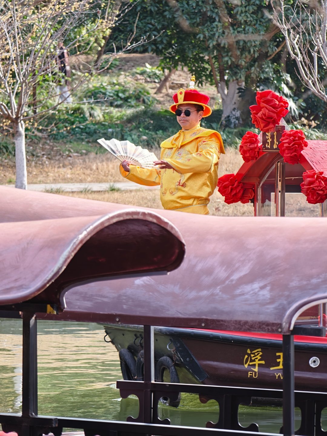 皇上来了景区也得卖艺赚钱 