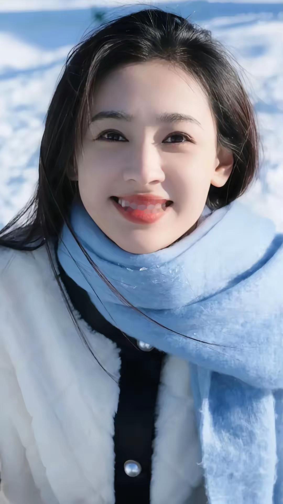 三线演员丁笑滢，相貌甜美，深圳姑娘，30岁正当年，可惜好像没有特别好的作品。