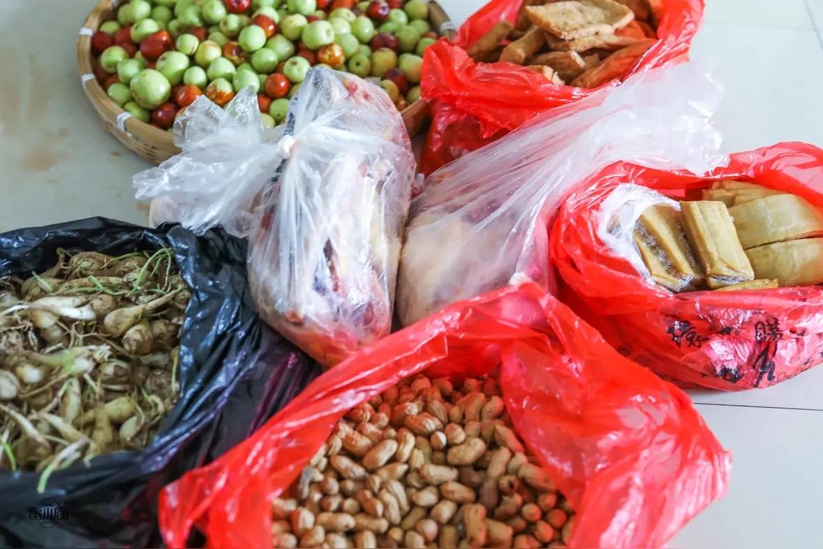 “这就叫知恩图报！”一个农民连续 13 年给农贸市场的工作人员送土特产，不是被逼