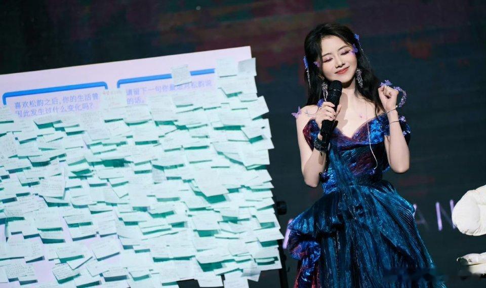 谭松韵「韵光同行」见面会，在舞台上闪闪发光的谭松韵✨ 