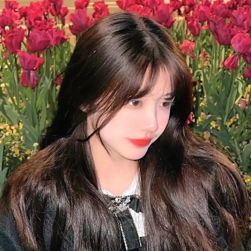 樱花季里的温柔少女，红唇微抿，眼波流转，花海中漫步，美不胜收。花海少女照 梦幻樱