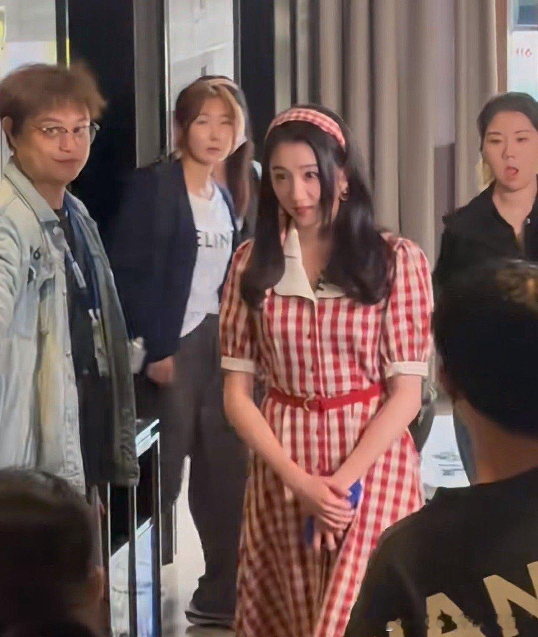 #关晓彤粉丝要求换发型师#支持！大美女露脸很好看，拒绝没审美没手艺的发型师[苦涩