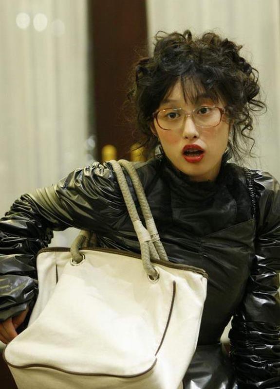 成熟的女人就像一杯陈酿的酒，越品越有味道。
她们情绪稳定，不会因小事大动肝火，和