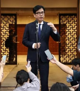 民进党籍高雄市长陈其迈就“毒油”食品安全事件动怒回应，质疑现在问题到底是出在哪，