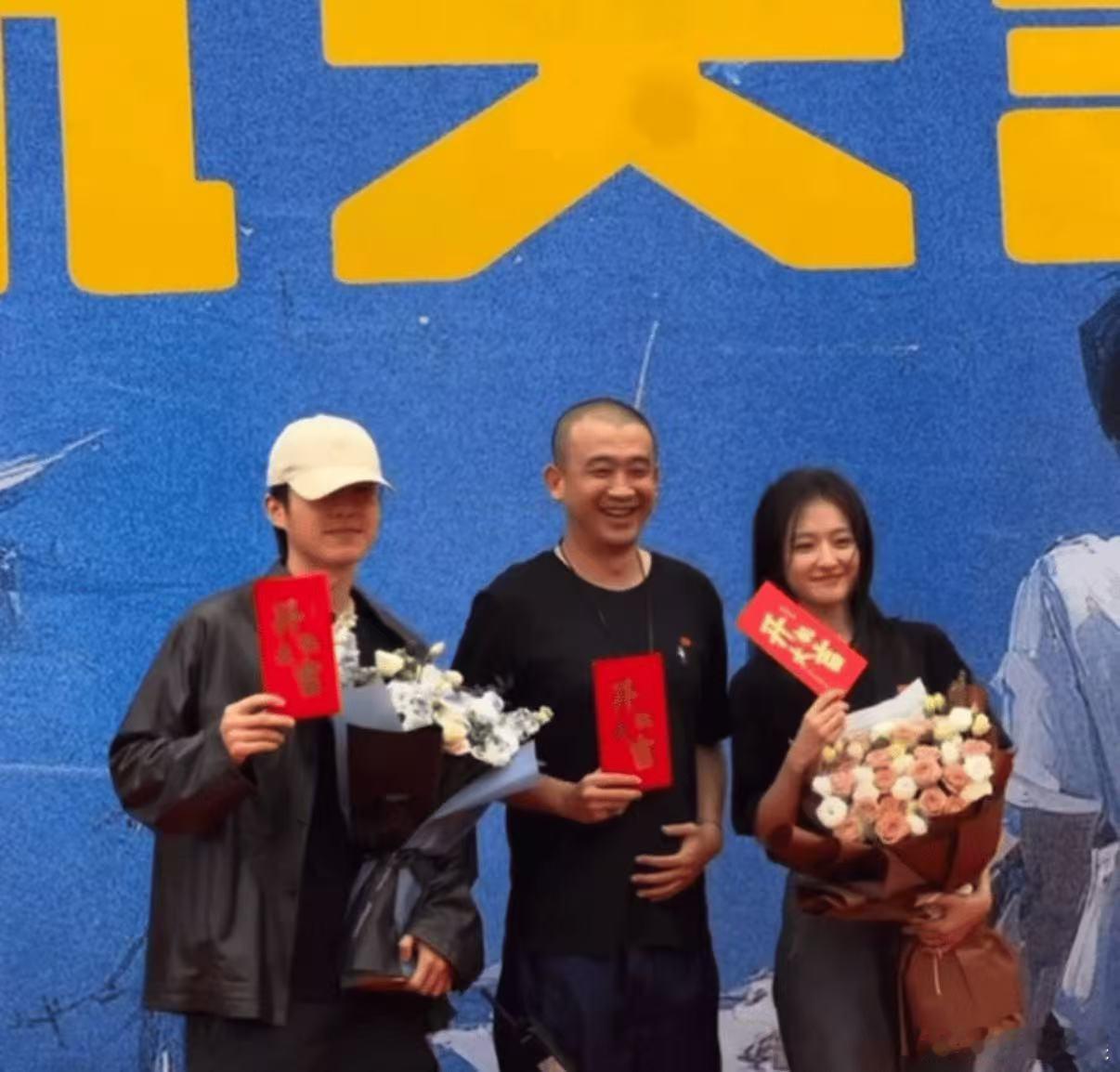 刘昊然李兰迪新剧今日开机刘昊然李兰迪新剧开机合照刘昊然李兰迪新剧今日开机，开机捧