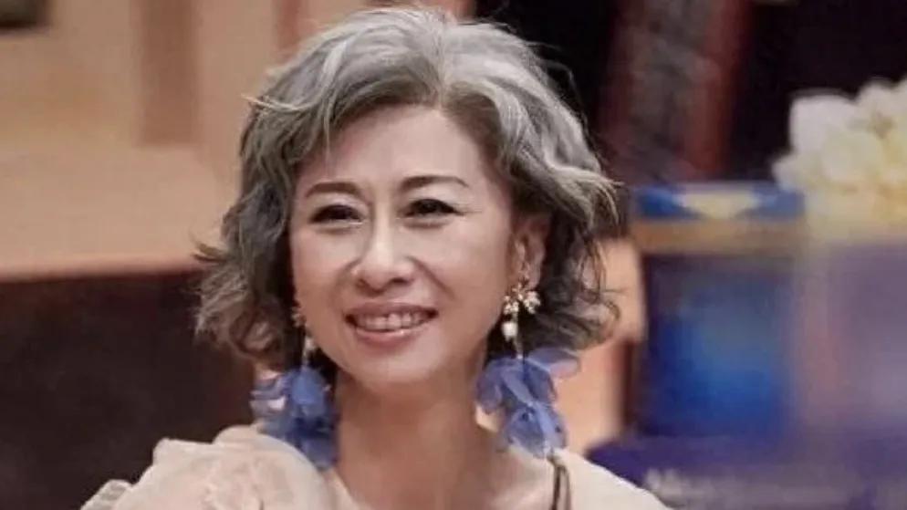 叶倩文以其独特的魅力，再次刷新了我们对美的认知。岁月在她身上仿佛施了魔法，不仅没
