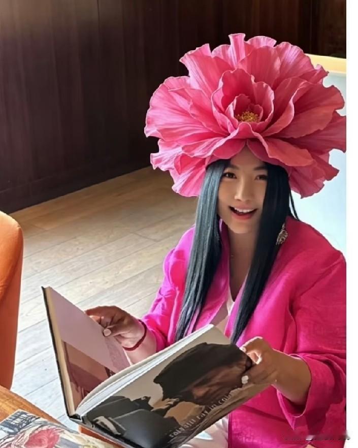 杨二车娜姆，这么多年远离电视节目，但还是一如既往的喜欢戴帽子，一如既往的披肩长发