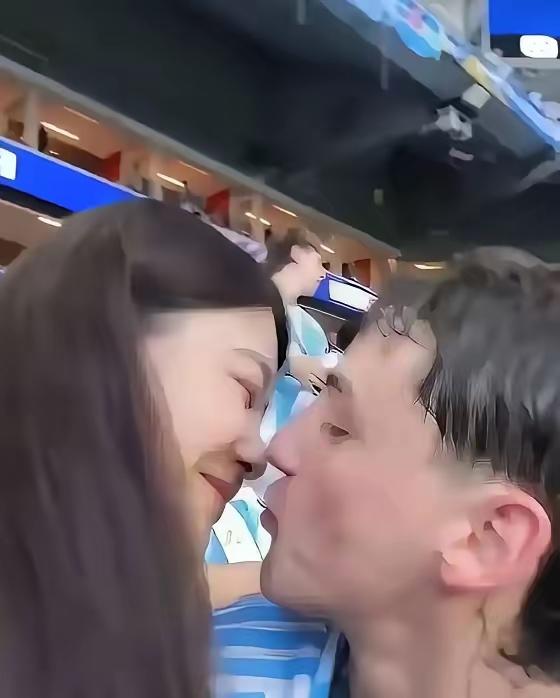 中国男女网红被阿根廷球迷区别对待，看着是双标，骨子里还是同一个标准。
中国女网红
