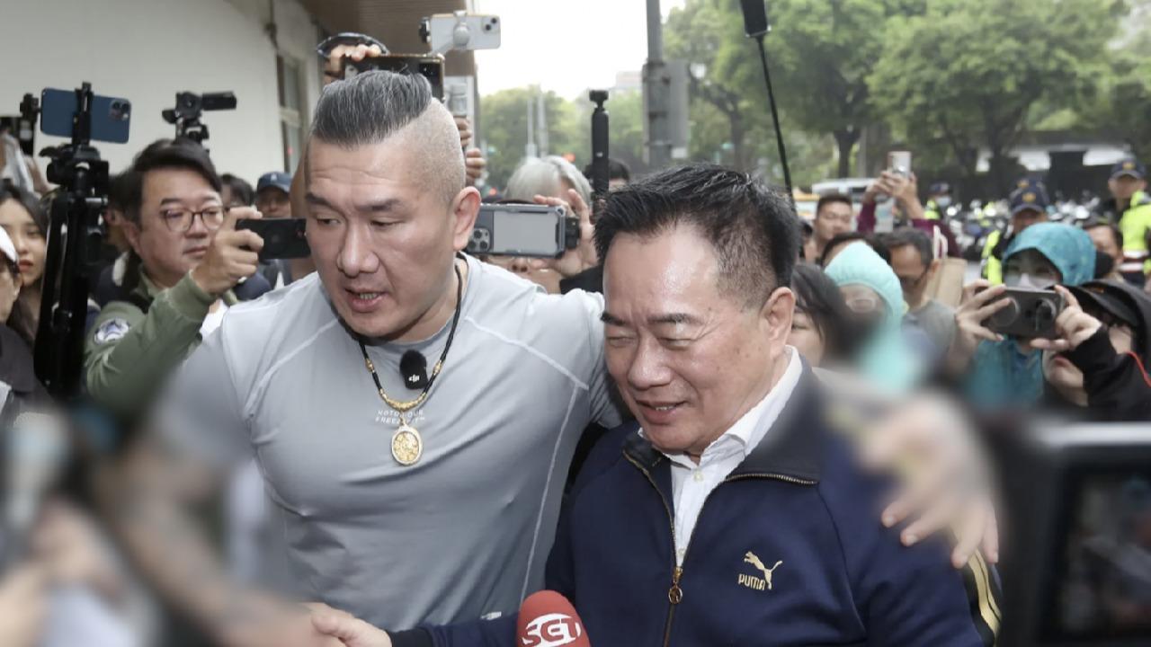 台湾名嘴蔡正元昨天入狱，国民党竟然没有派一个人去送行。。只有两个国民党市议员参选