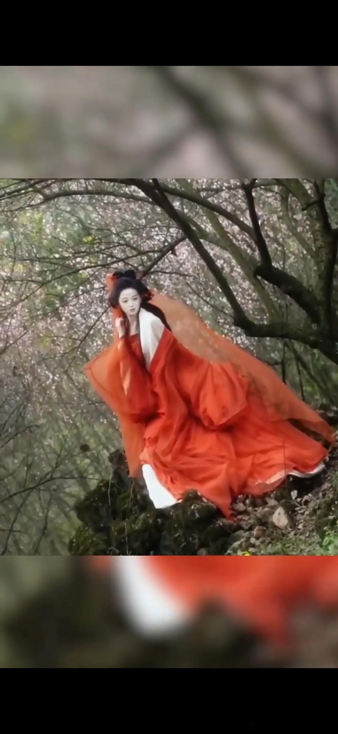 #情感# 七绝·红尘万花丛中过红尘，自在清闲乐性真。尽管人间多俗务，只求淡定从容