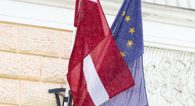 12月29日拉脱维亚已完成与俄罗斯边境的隔离墙建设。

280公里的围栏建在与俄