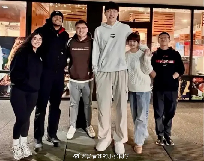 姐弟恋！杨瀚森首次与女友正式同框 无缘NBA杯八强无缘5.1万美元杨瀚森 北京时