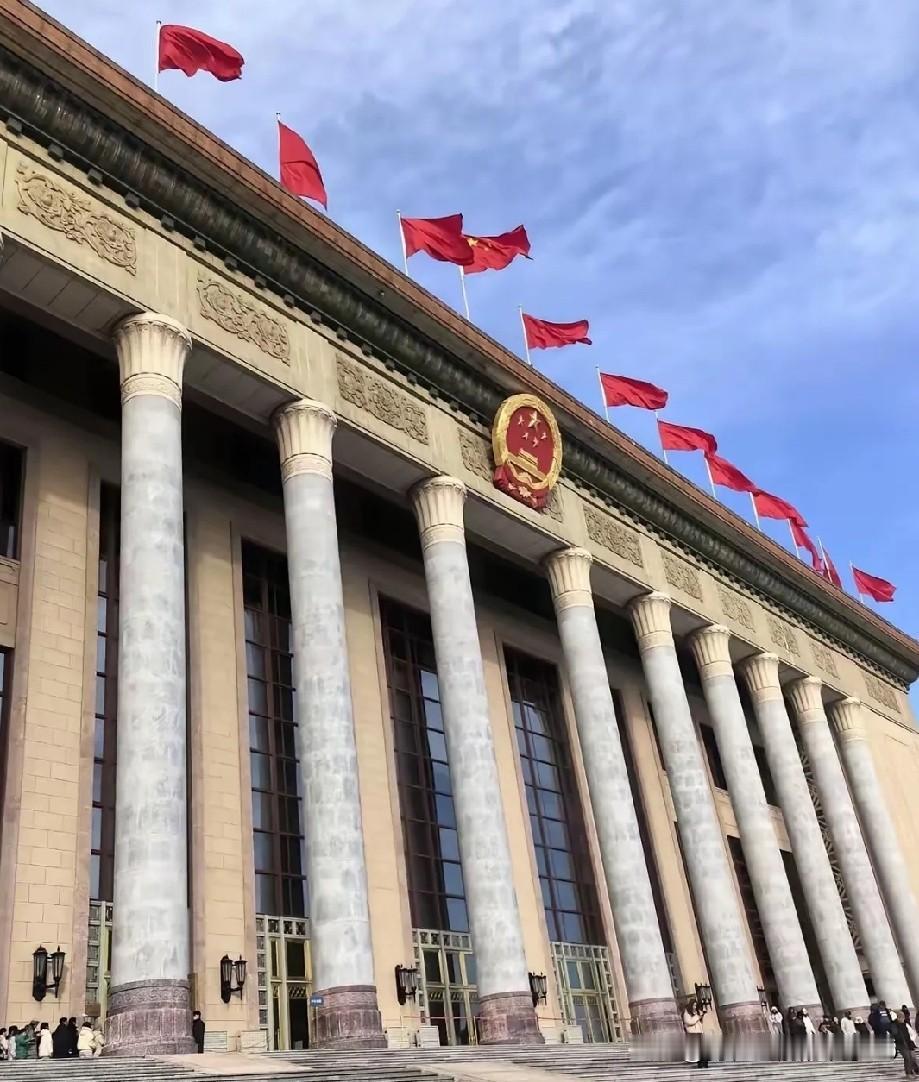 昨晚的新闻联播里出现了一个画面，几位老人坐在主席台上，镜头扫过他们一脸从容的神情