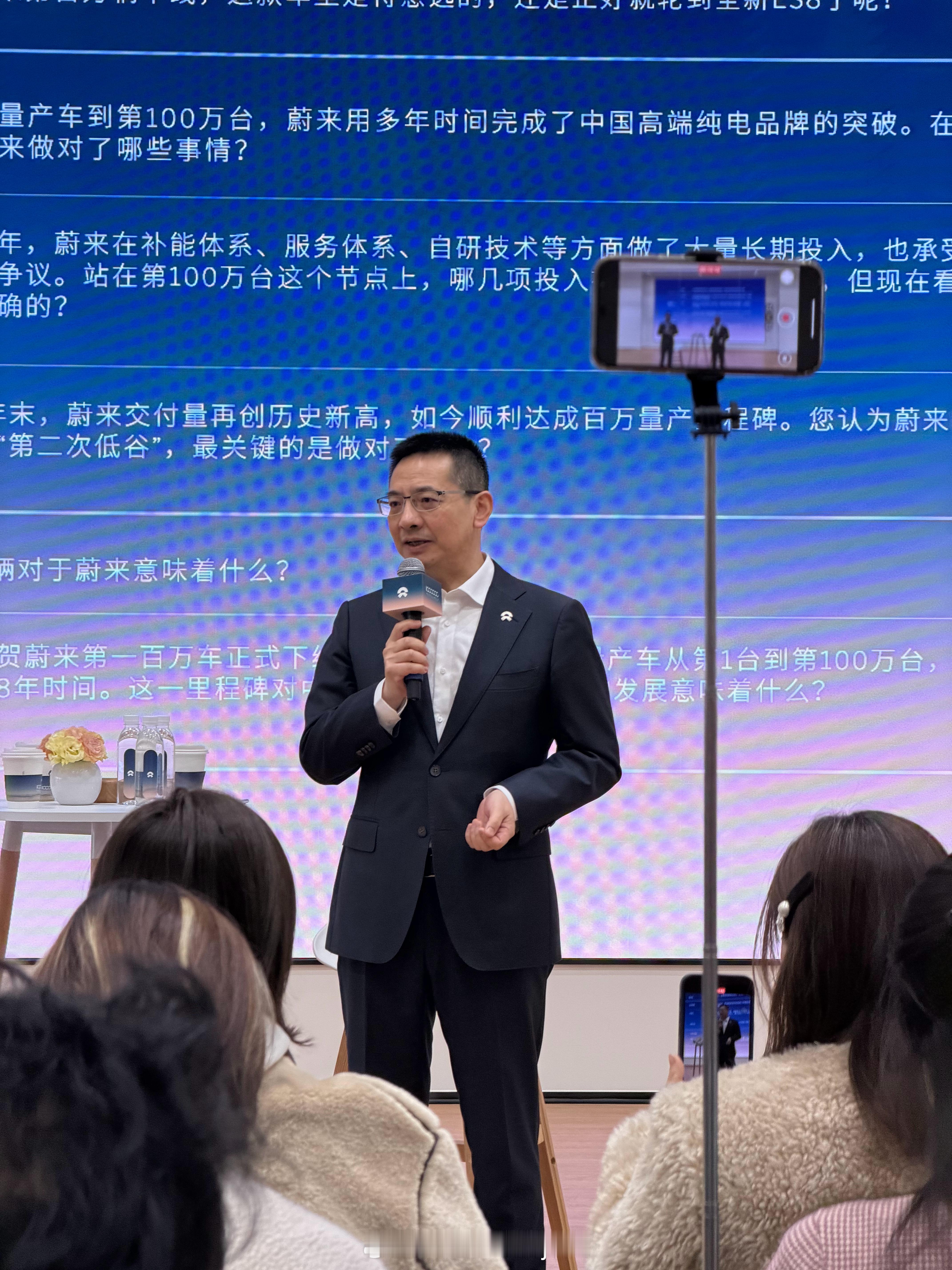 力洪：蔚乐萤会在下沉市场做组合店，蔚乐萤一起卖，春节前后就会出来蔚来 大致会在2