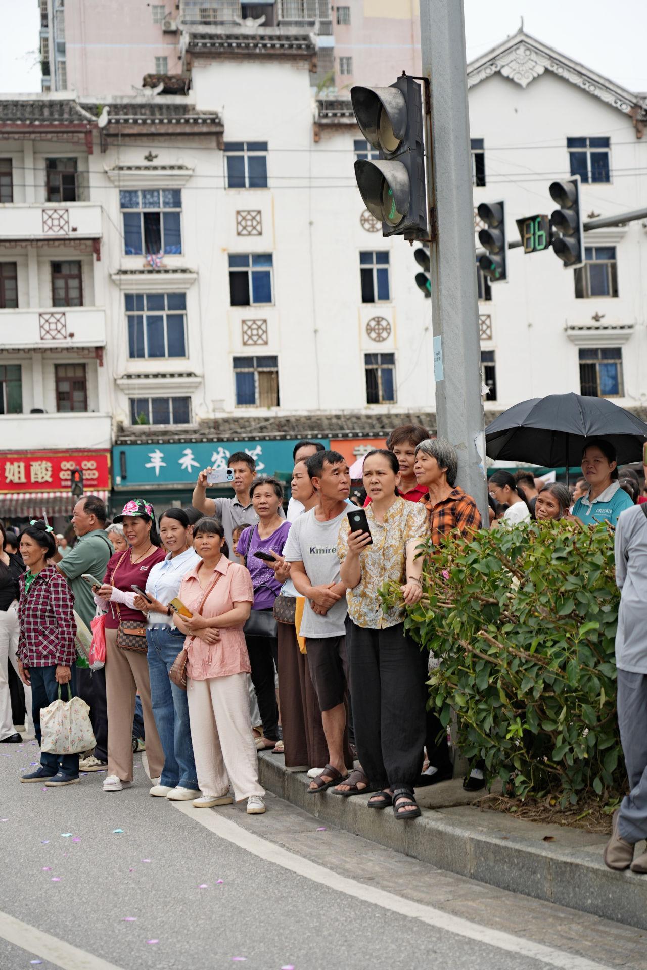 分龙非遗巡游嗨翻村BA环江这场盛会实在太有看点，村BA比赛打得热血沸腾尽显竞技魅