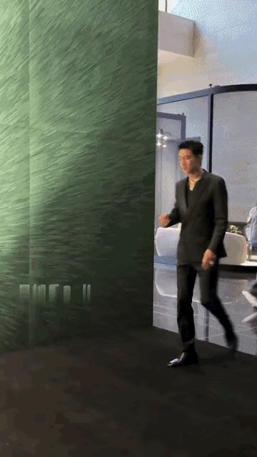 林更新的颜值还是差点事，从他一上台，眼睛就全在他戴的珠宝上了，这大项链和大戒指太