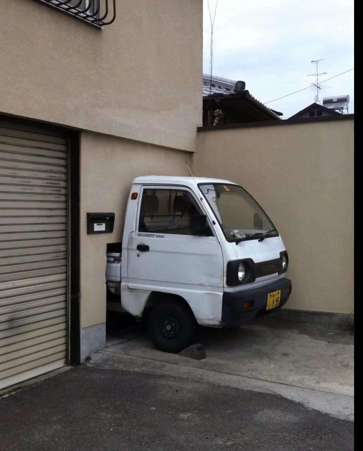 螺丝壳里做道场，日本寸土寸金，这半截车库也算头脑风暴，能塞一点是一点，总比停马路