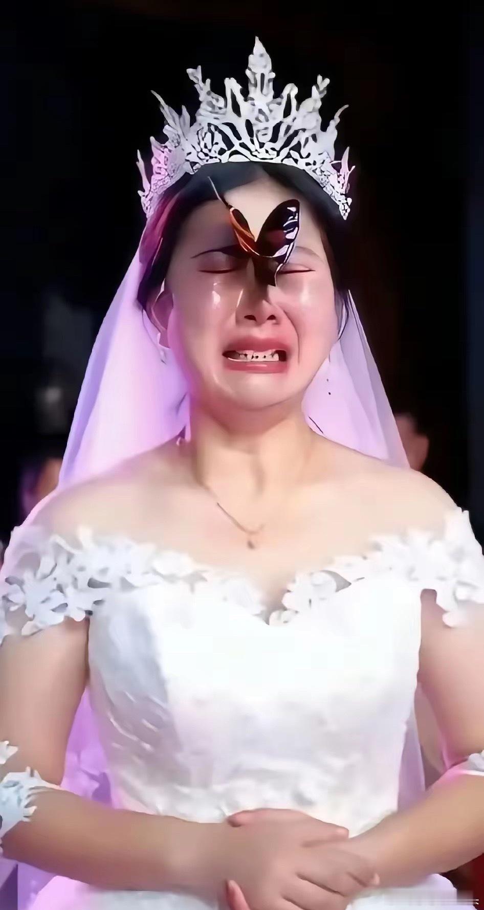 泪奔，看哭了，女子结婚当日，突然飞来一只蝴蝶，不偏不倚正好落在女子脸上，女子哭着