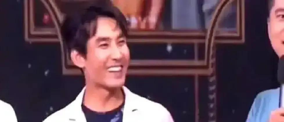 别再信什么围读会了。
王雷把妻子熬的鸡汤递给秦海璐那刻，监视器后的导演屏住了呼吸