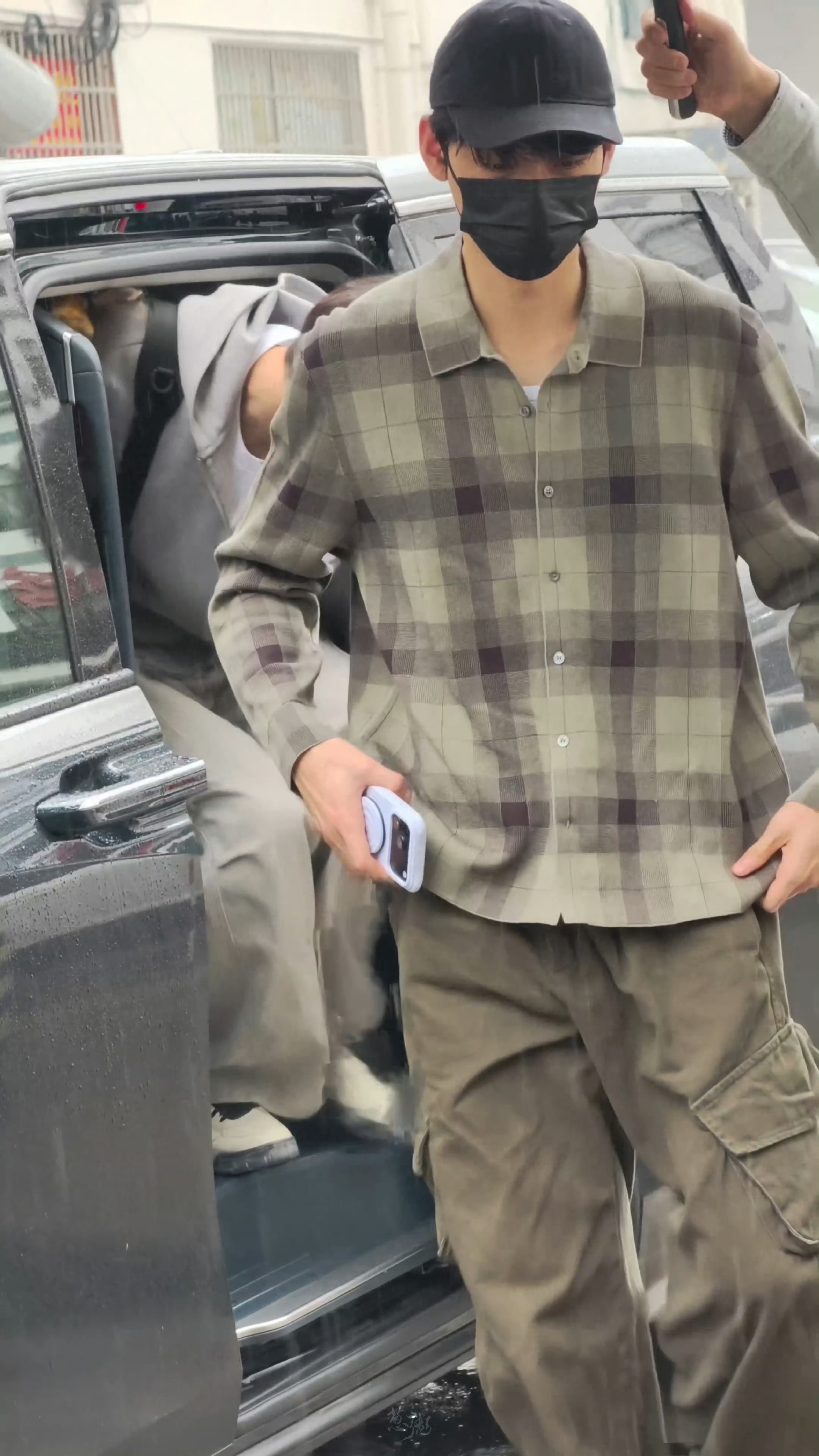 龚俊格子衬衫造型龚俊韩剧氛围感 龚俊穿格子衬衫撑着黑伞完全是韩剧男主龚俊