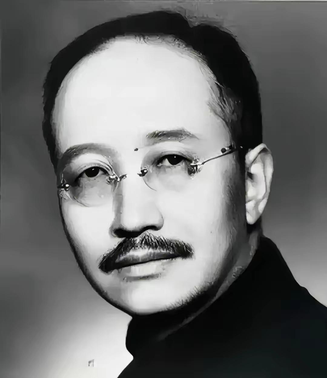 1924年，章士钊和一个歌女同居，妻子吴弱男知道后，带着三个儿子上门大闹，章士钊