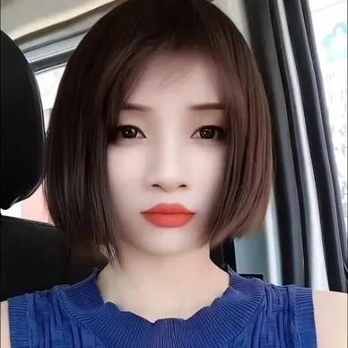 短发女孩，精致妆容，车内自拍，自信满满！