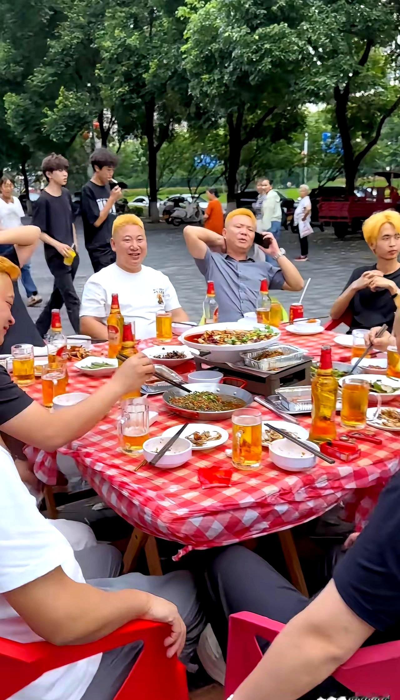 这桌人一眼看过去，真像一群小年轻，黄头发一扎，谁看都觉得是00后。
可你再仔细瞧