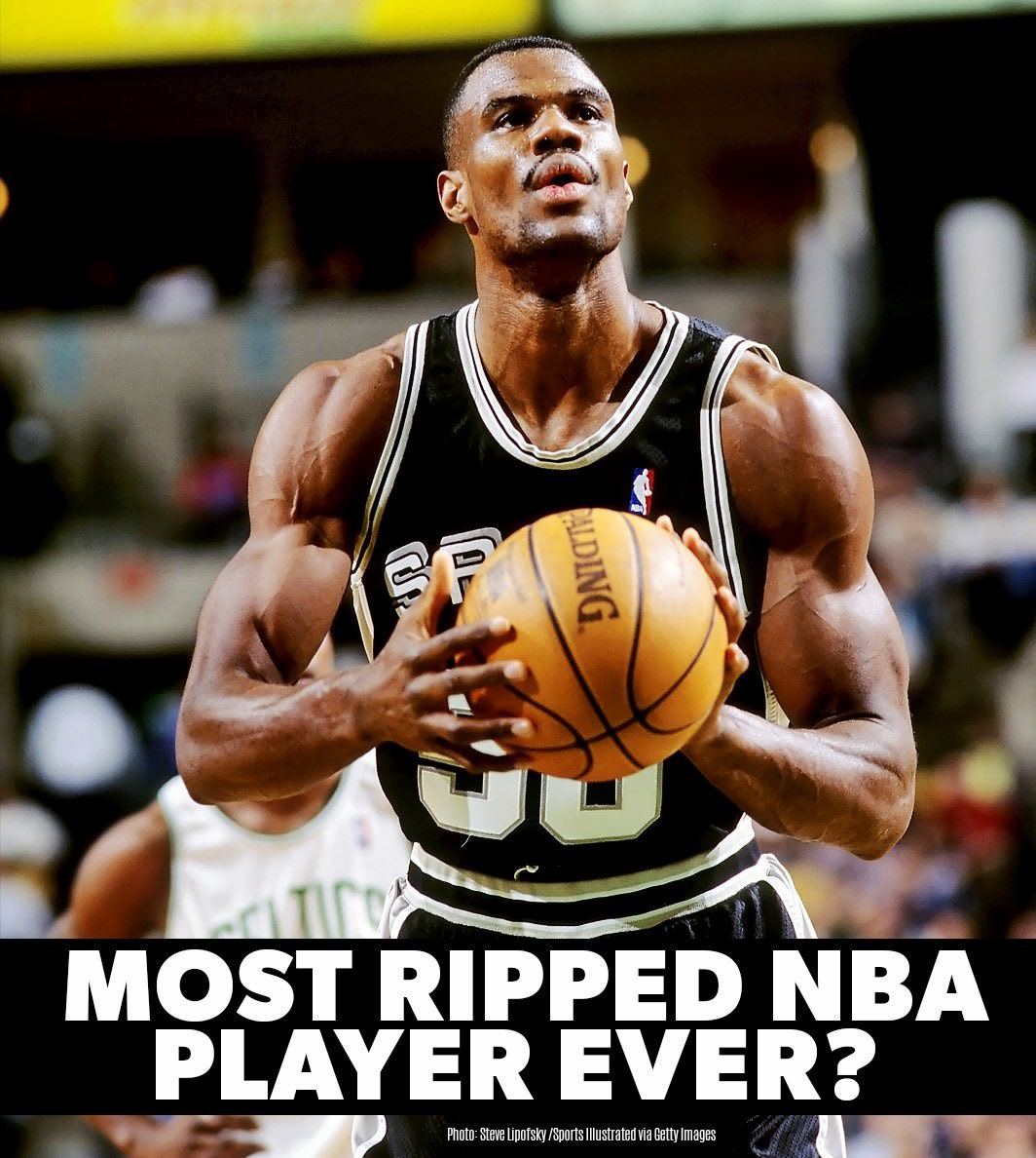 文班亚马说，大卫·罗宾逊是他休赛期体能训练的灵感来源：“我觉得他可能是现实生活中