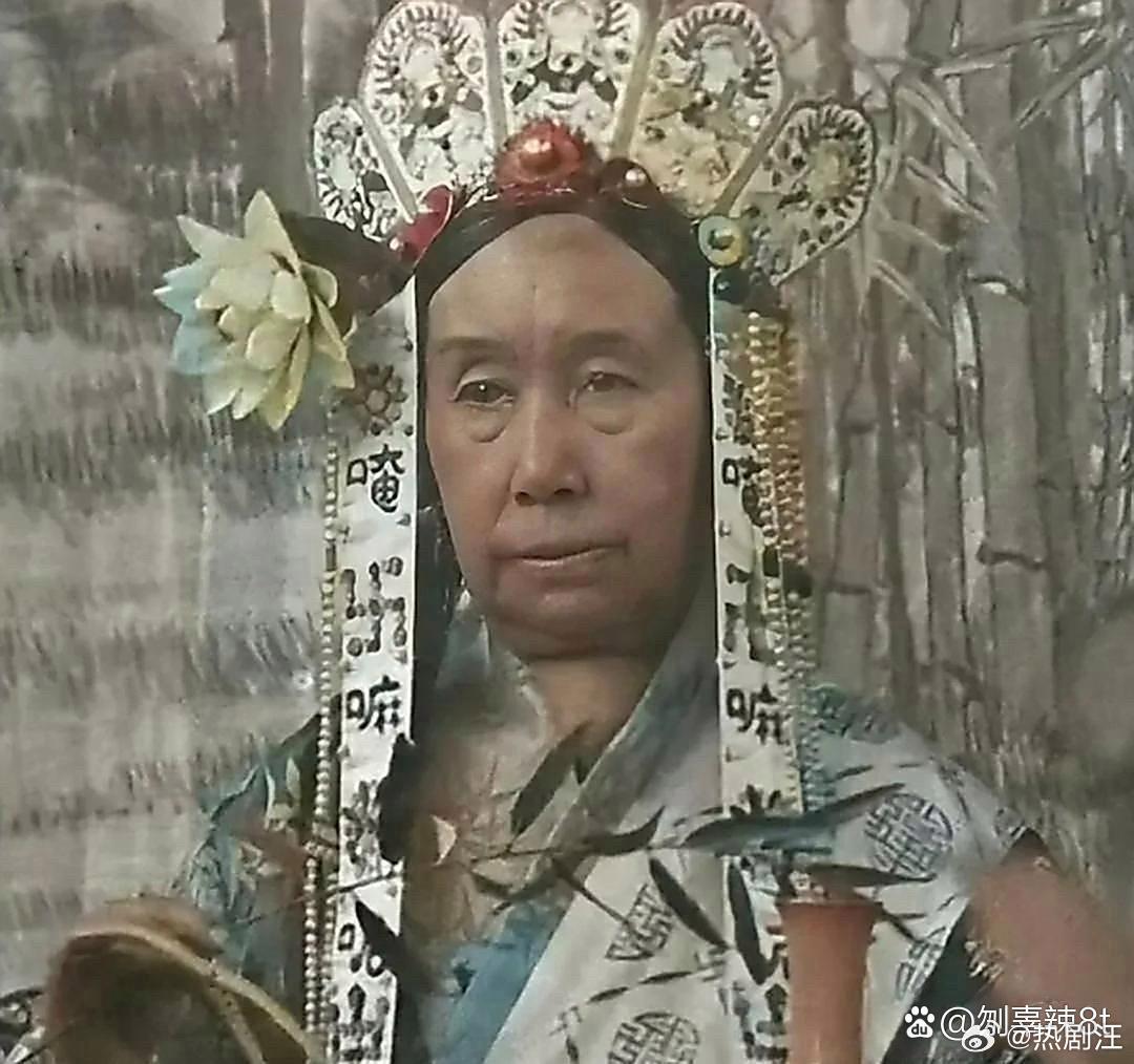 这是慈禧六十大寿时，外国摄影师拍下的真实老照片。身为晚清权势顶尖的人物，她这身装
