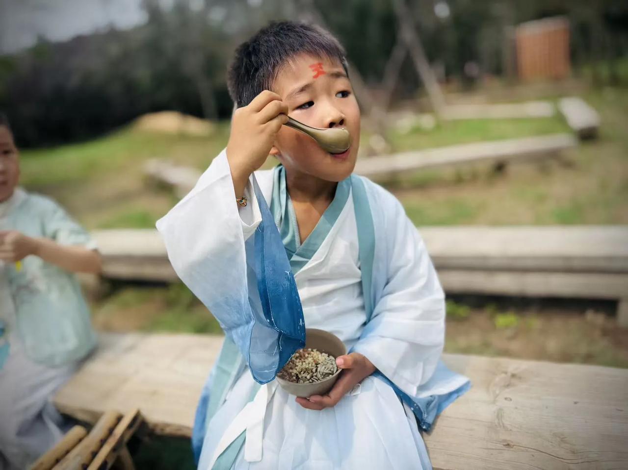 大家戴好五彩绳，挂上各式各样的香囊。香囊香气悠悠，好看又好闻。身着传统服饰，额头