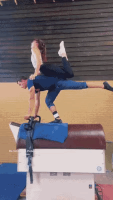 不懂就问，
这个是杂技动作吗？
好像我有看过，