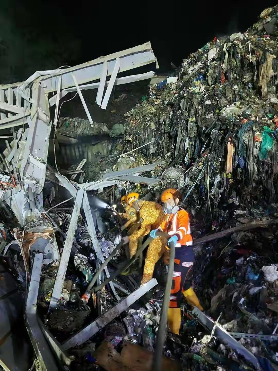 山塌了！

菲律宾一座10层楼高的垃圾山塌方了！截至1月18日，事故已致36人遇