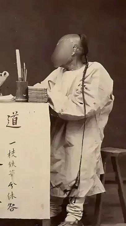 其实以前清朝的辫子是这样，电视剧里都给美化了 ​​​