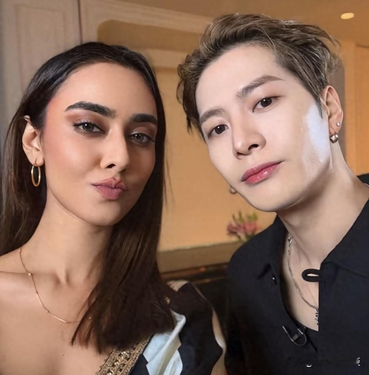 嘉尔：美女问你一个问题哈
三妹：哥你想问啥？
嘉尔：听说三哥最近又干坏事了？
三